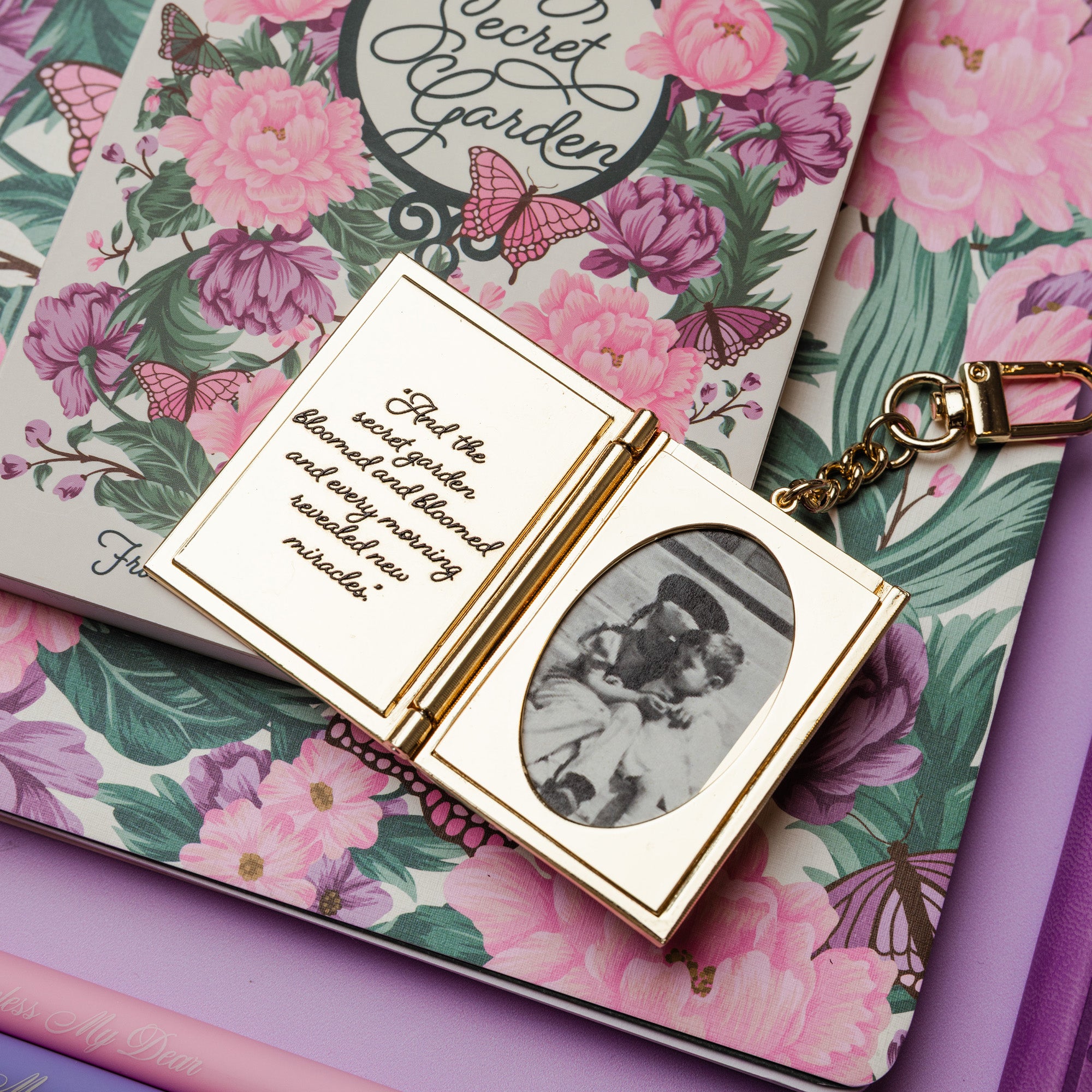 Compact mirror with photo on floral background